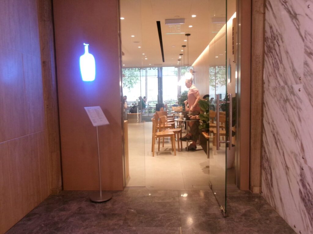 ブルーボトルコーヒーのパラゴン店の入り口
