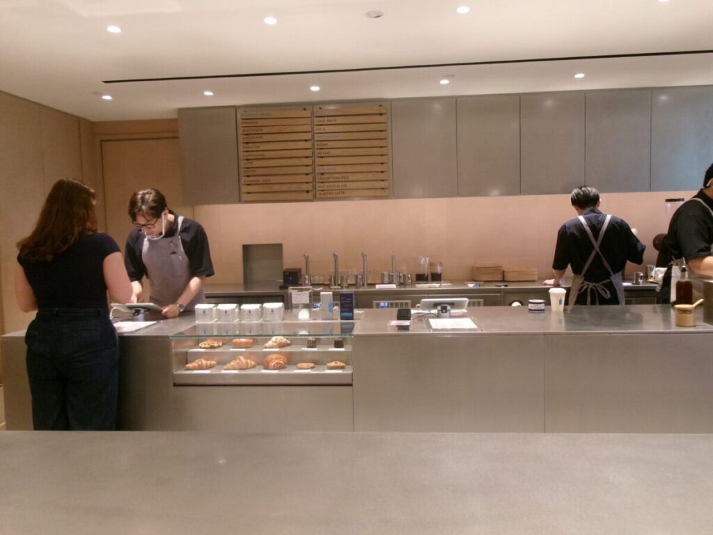 ブルーボトルコーヒーの洗練されたおしゃれな空間