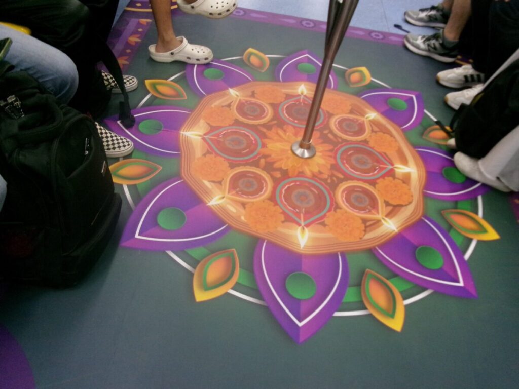 電車(MRT)の床のランゴリの飾り