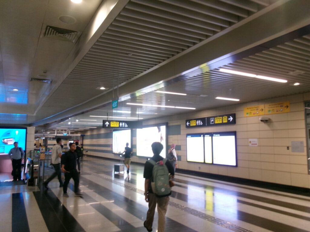 グレートワールド駅構内の出口案内看板