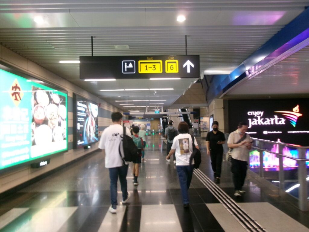 グレートワールド駅構内の出口案内看板