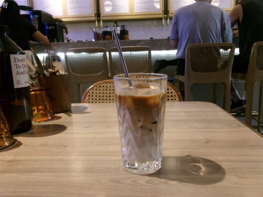 common man coffee roastersのラテと内装