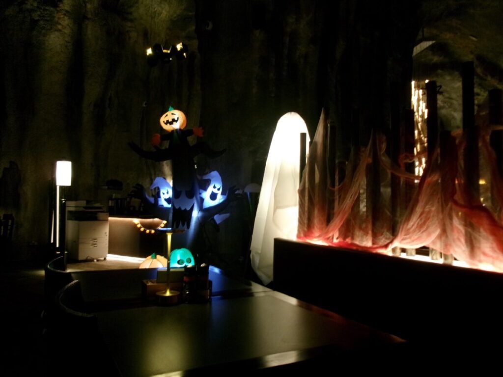 Cavern Restaurantのハロウィンの装飾