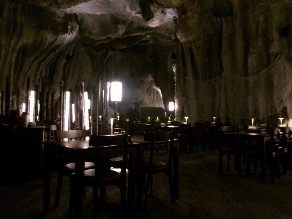 cavern restaurantの薄暗い店内
