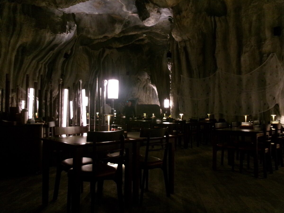 cavern restaurantの薄暗い店内