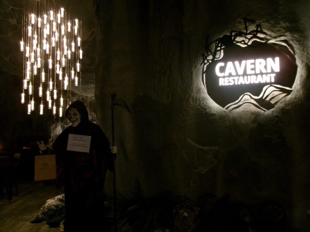 Cavern restaurantの看板