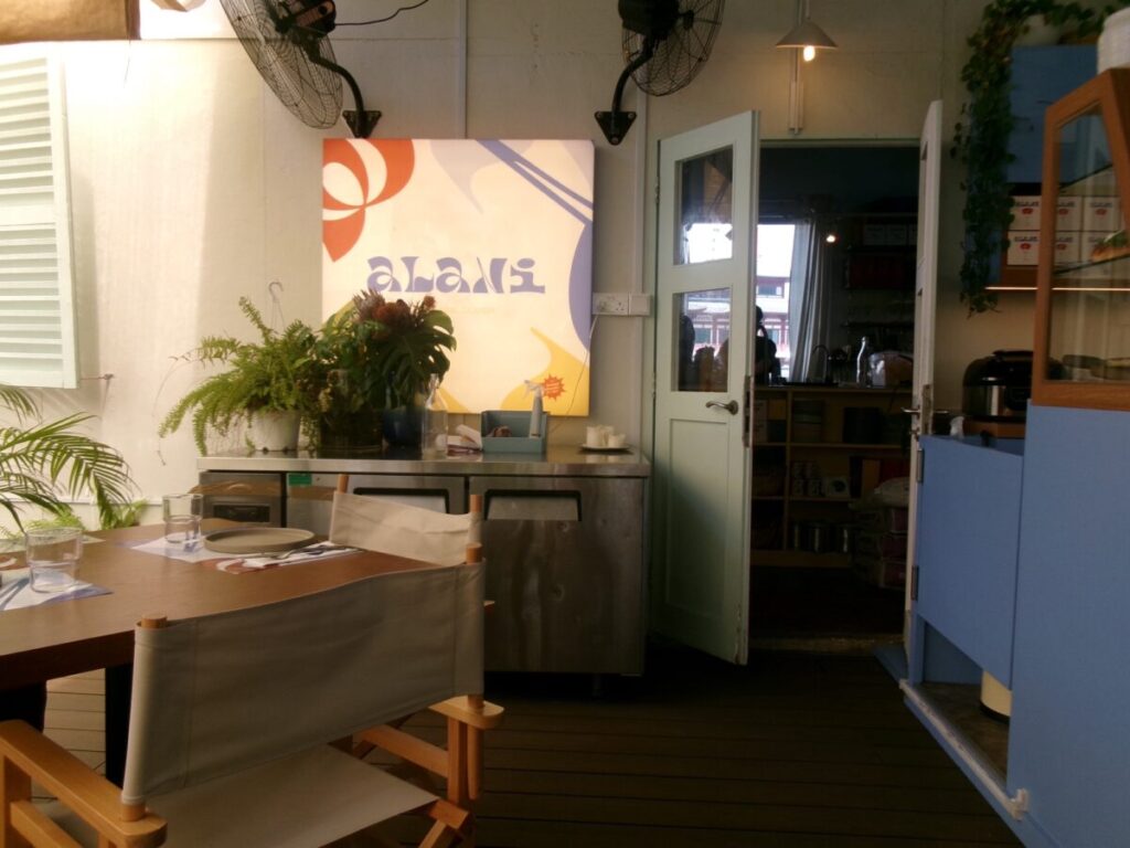 alaniのロゴとテラス席の様子