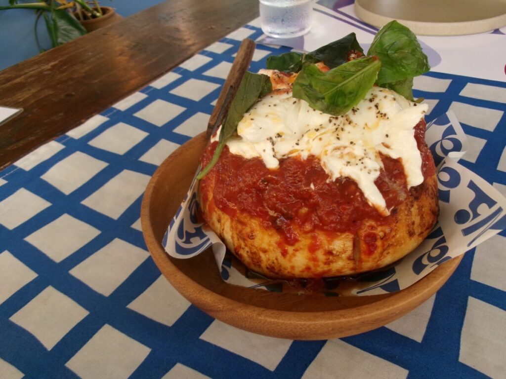 トマトとブッラータチーズが乗ったパン