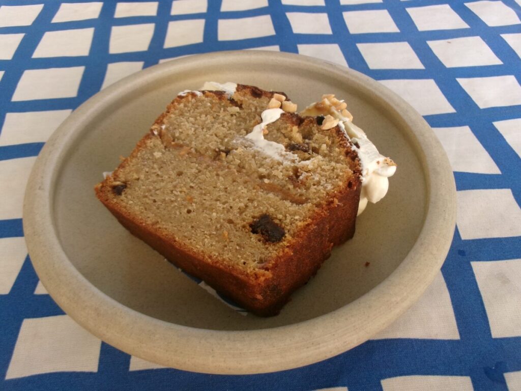 ヨーグルトソースの乗ったバナナケーキ