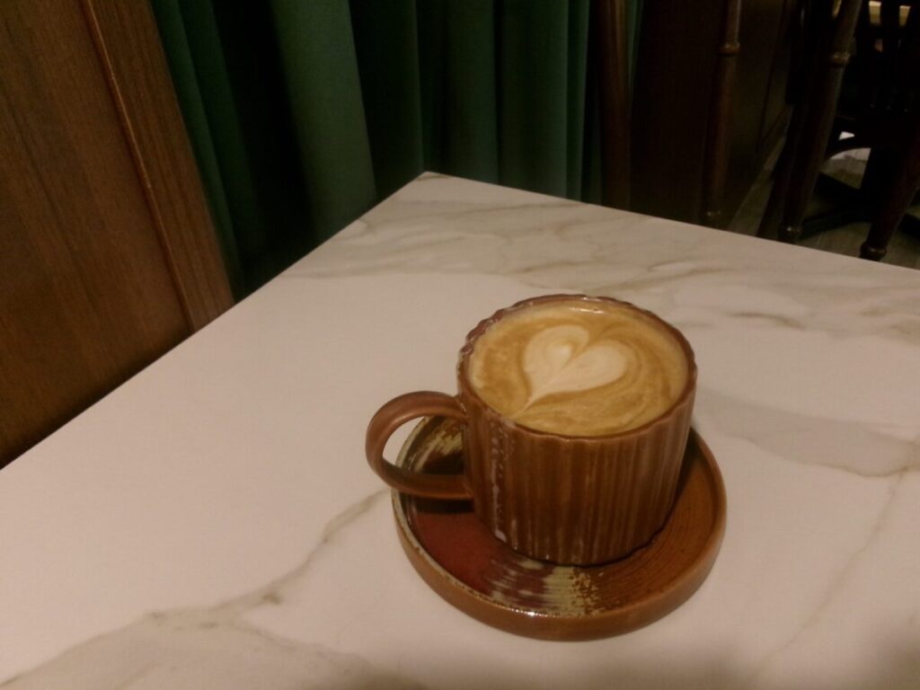 All Hands Caféのマグカップでいただくカフェラテ