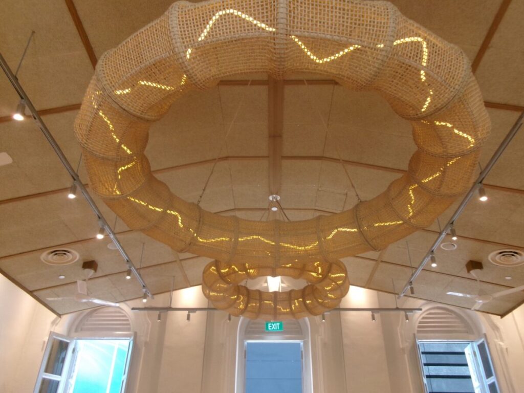 Dame Museum Cafeの天井のおしゃれな照明