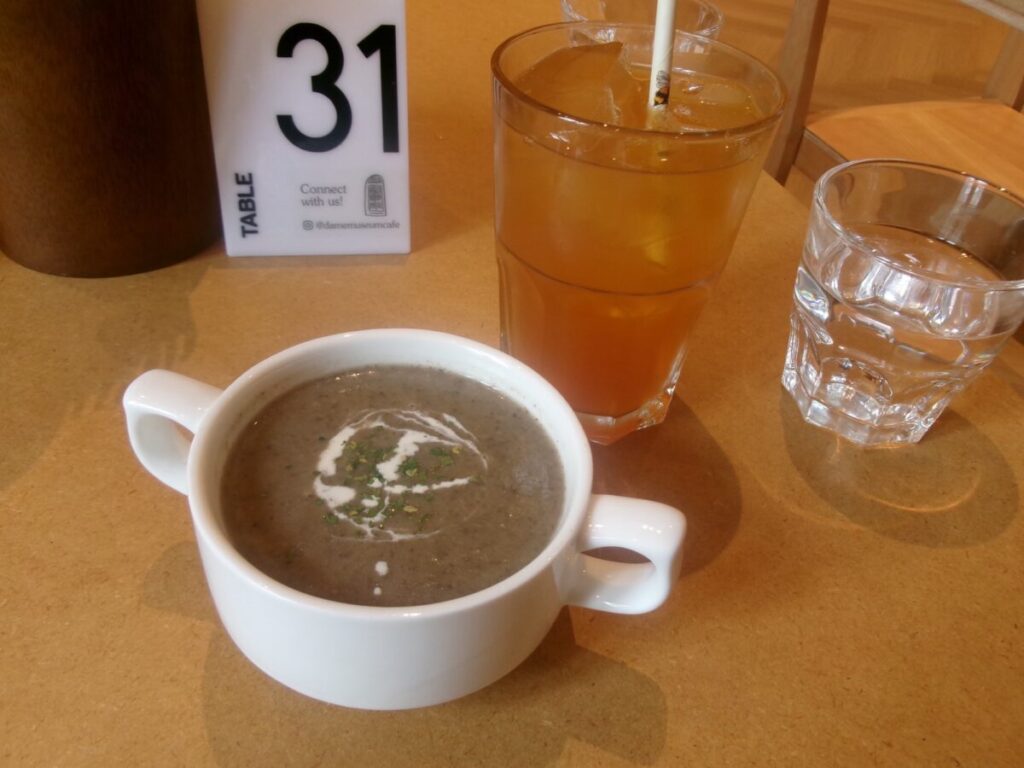 マッシュルームスープとホームメイドレモンティー