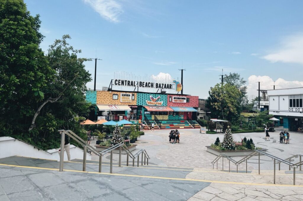 セントーサ島のビーチ駅を出たあたりの様子