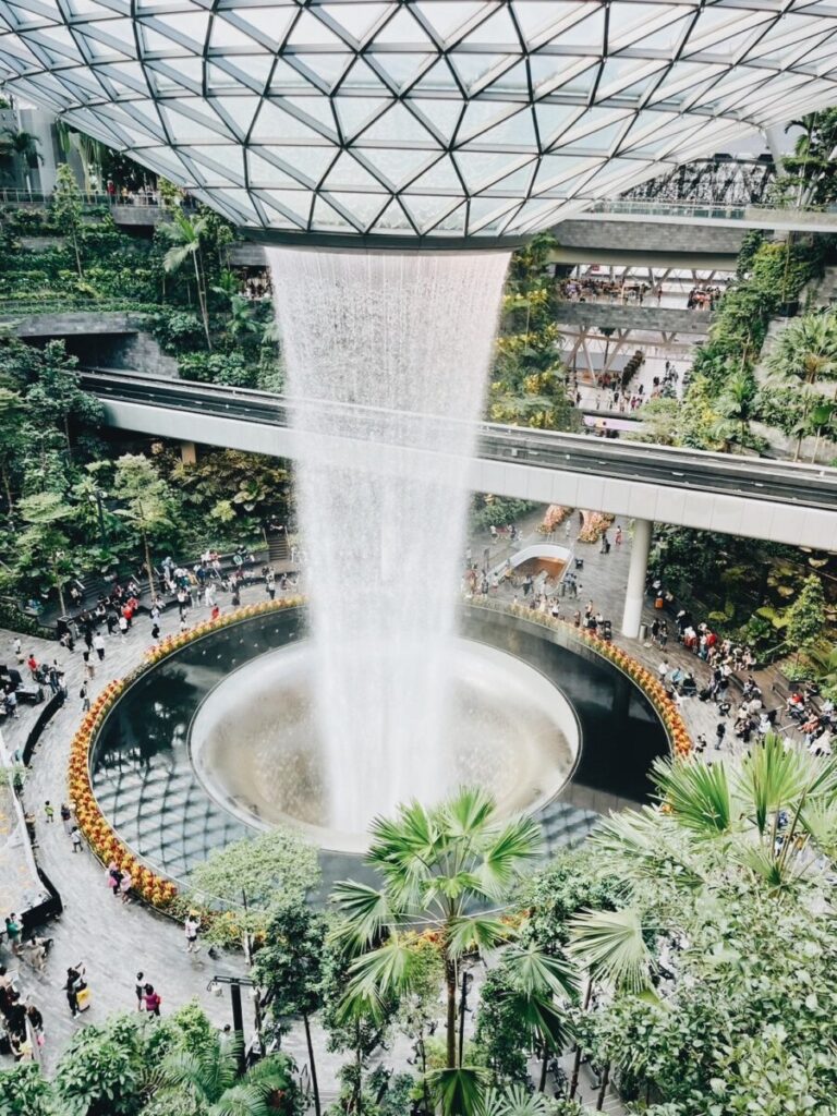 シンガポールのチャンギ空港併設のジュエルにある巨大な滝