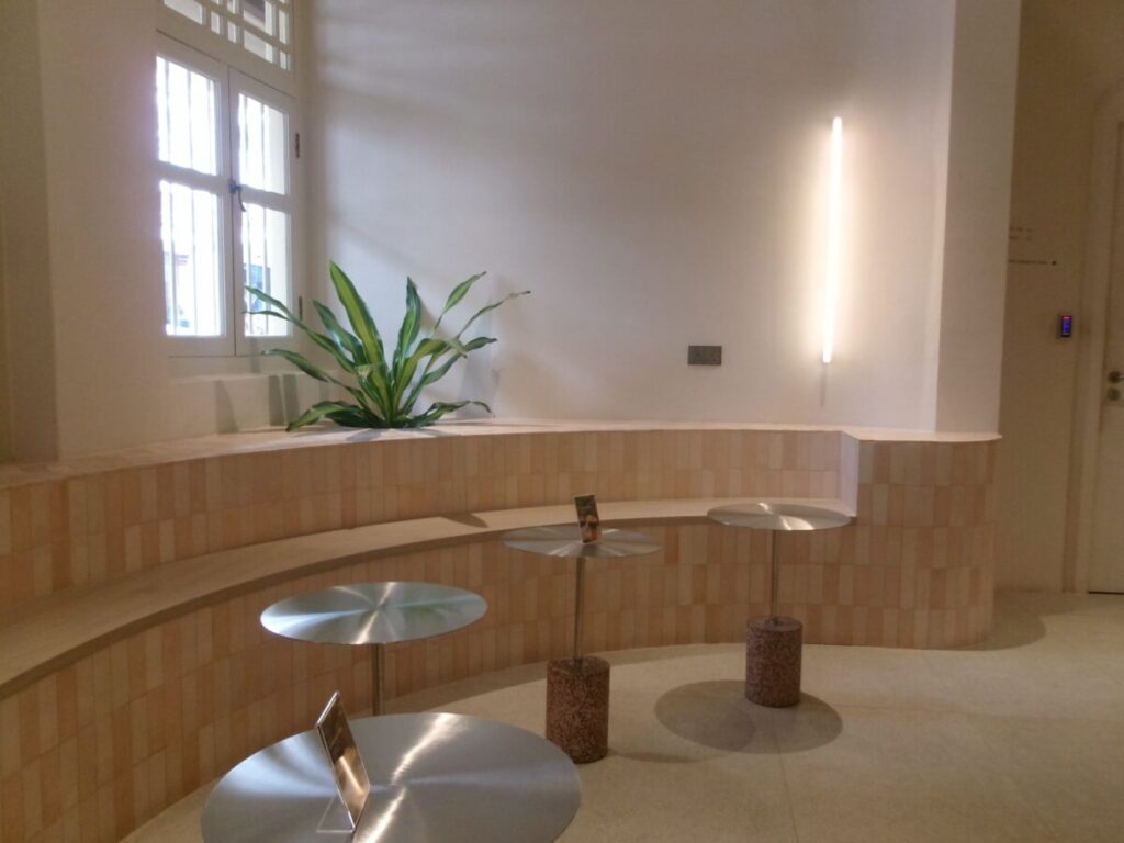 ミニマルなカフェ"brwd kinn"の店内