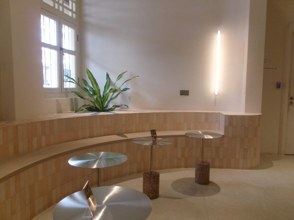 ミニマルなカフェ"brwd kinn"の店内