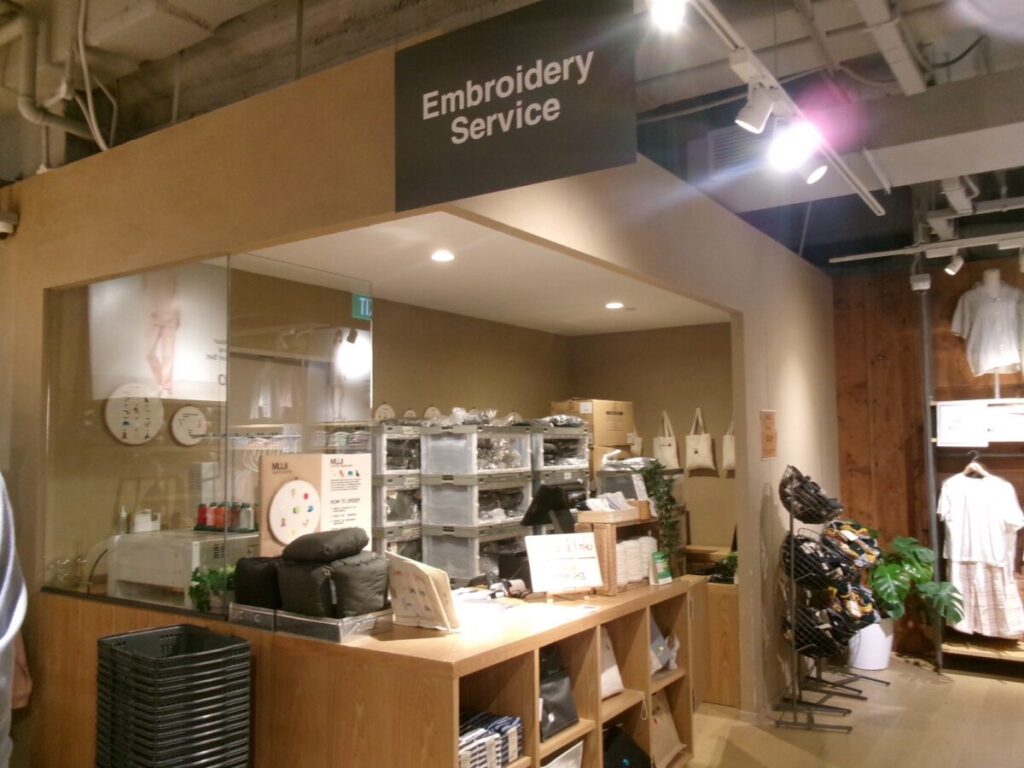 無印の刺繍サービスカウンター