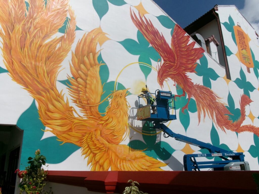 ウォールアートが描かれている瞬間