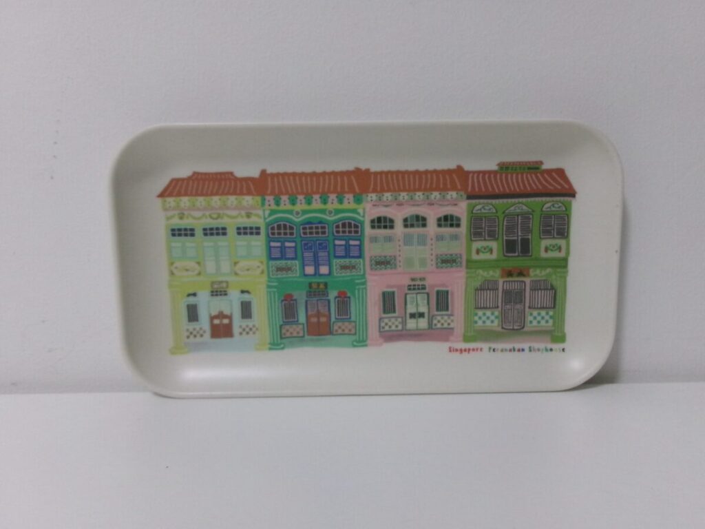 カトンのプラナカンハウスが描かれたバンブープレート