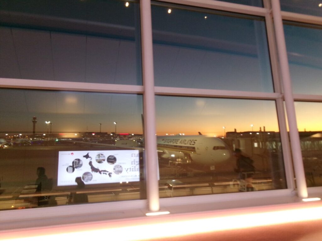 空港に着いたSQの飛行機