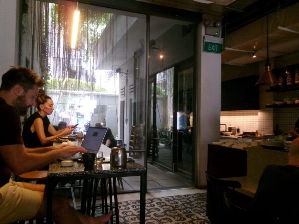 punchのテラス席を店内から見た様子