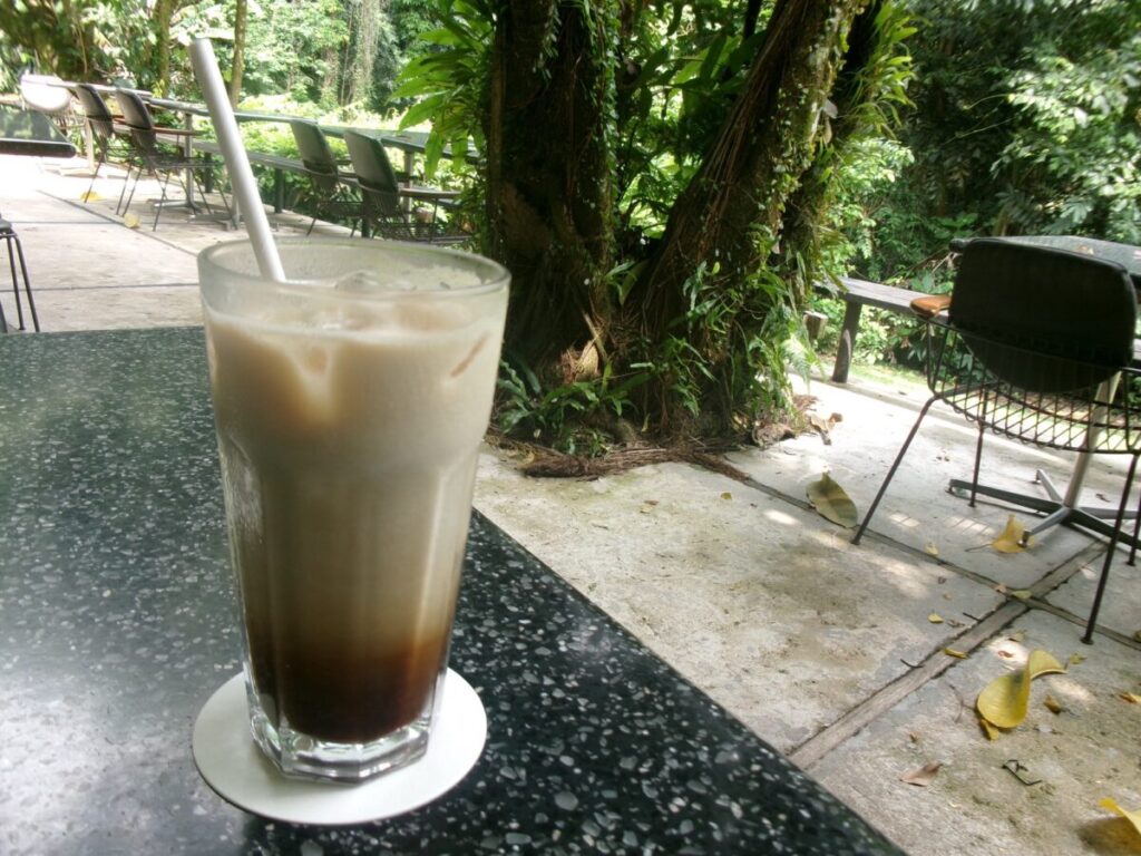 PS.Cafe Harding roadのテラス席で飲むドリンク