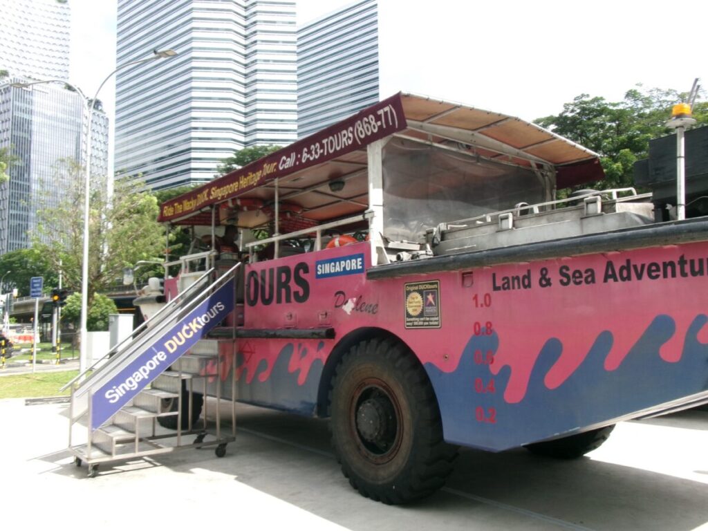 ダックツアーの水陸両用バス