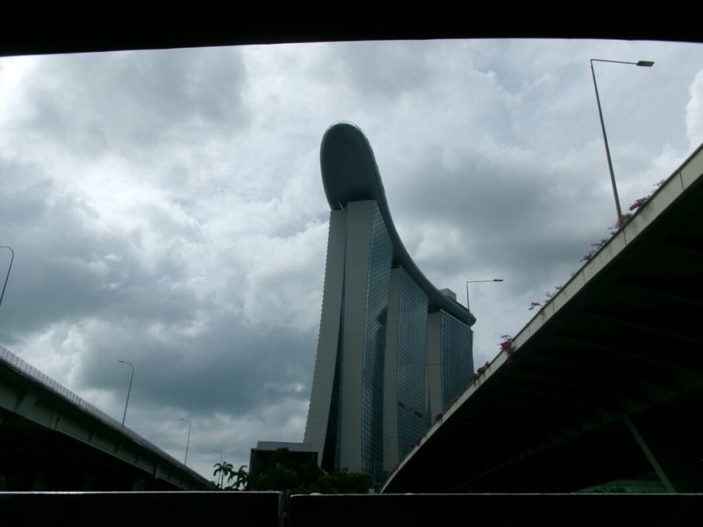 真下から見上げるマリーナベイサンズ