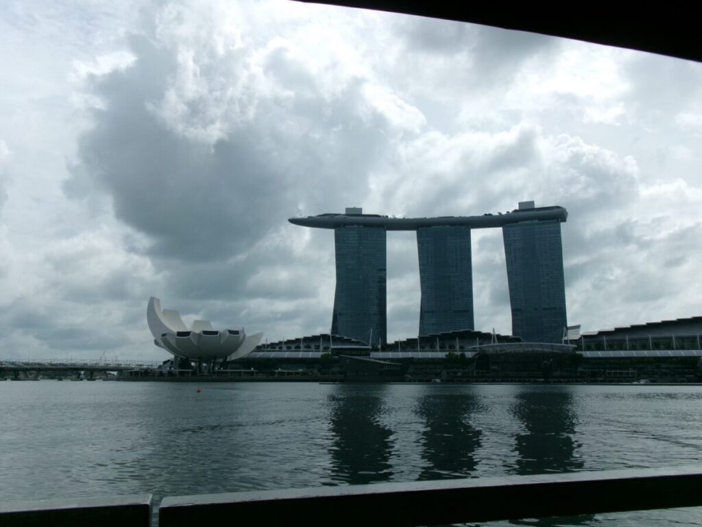 ダックツアーから見るマリーナベイサンズ