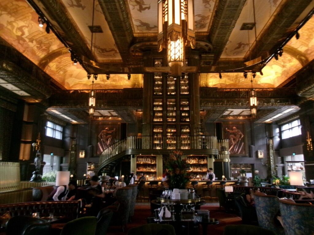 Atlas Barの荘厳な雰囲気。