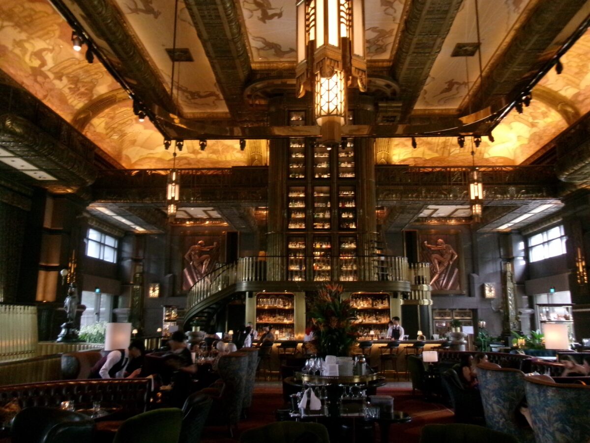 Atlas Barの荘厳な雰囲気。