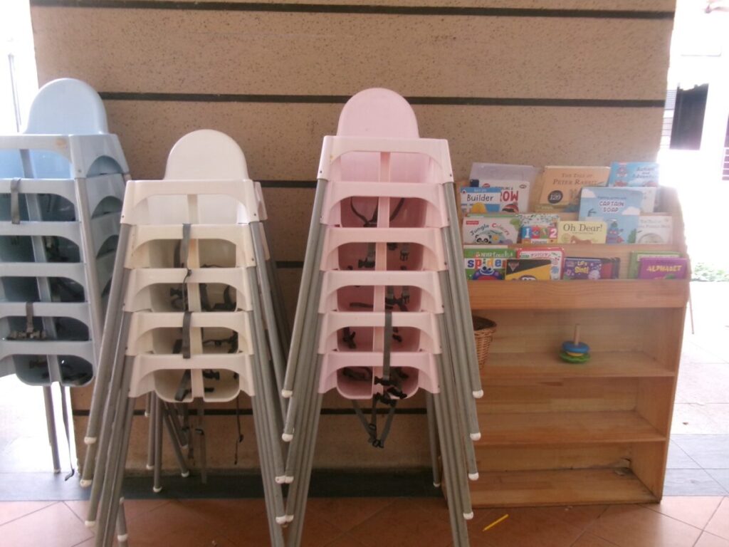 キッズチェアと本棚