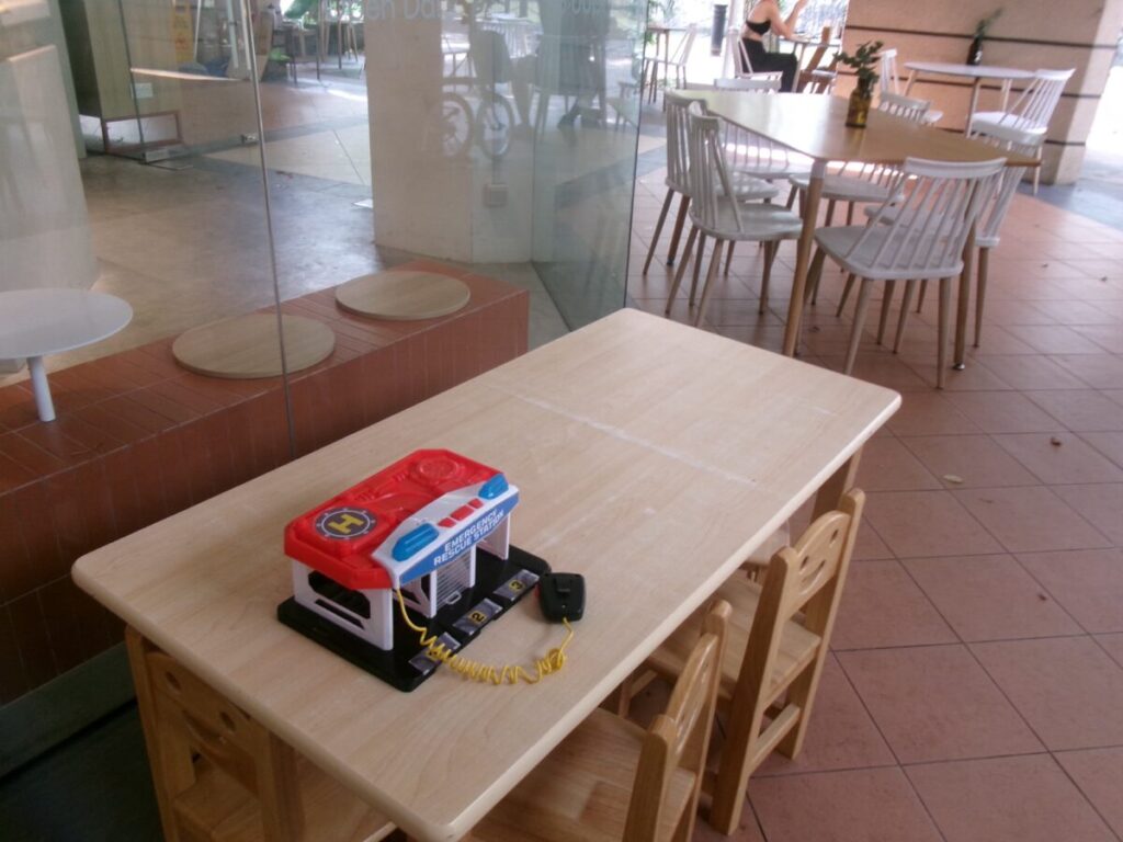 キッズ向けのテーブルとおもちゃ