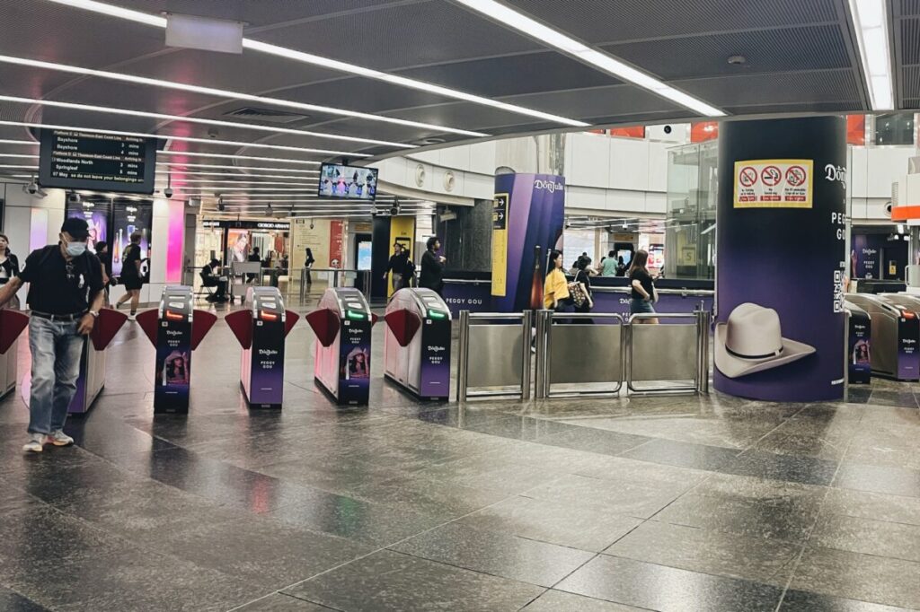 オーチャード駅の改札