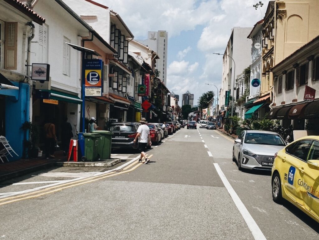 街中で待機するタクシー