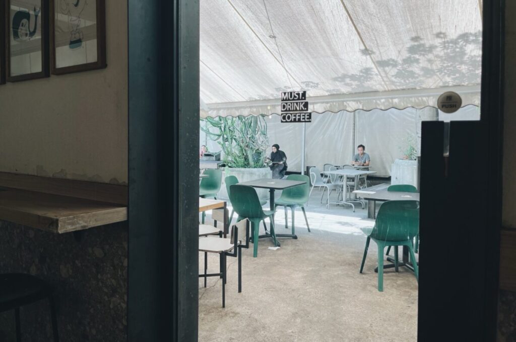 chye seng huat hardwareのテラス席を店内から見た図