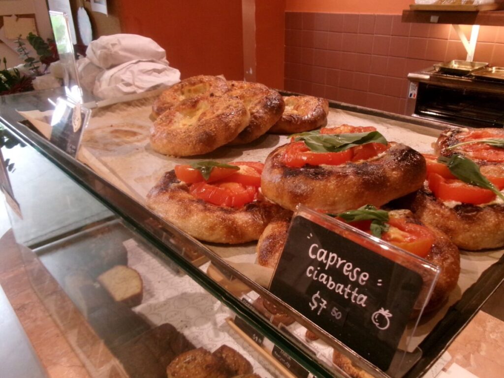 micro bakeryのカウンターに並ぶパン