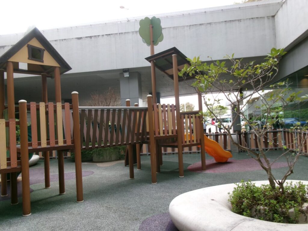 ターミナル3のマックの横のプレグラ