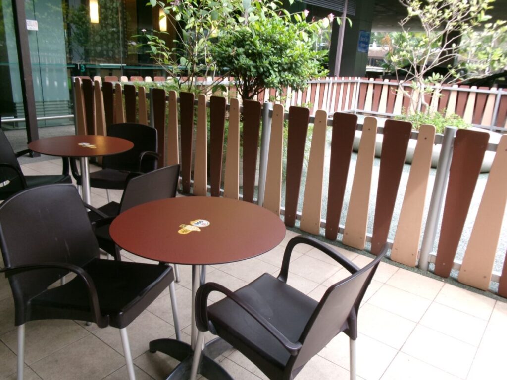 プレグラの隣のテラス席