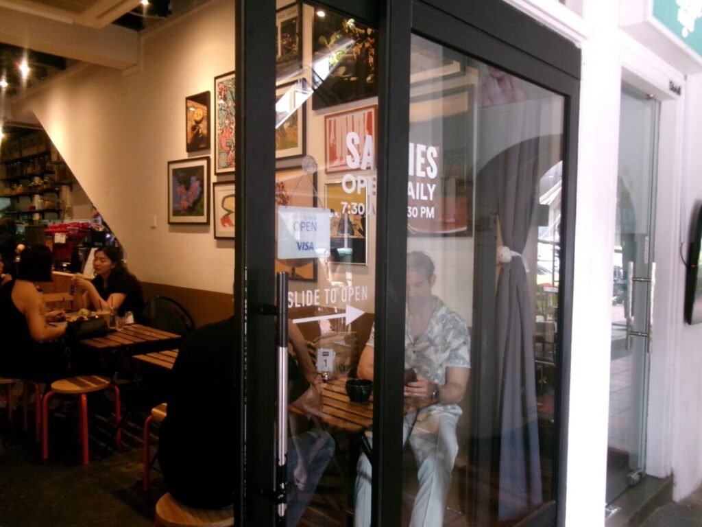 Sarniesのお店の入り口