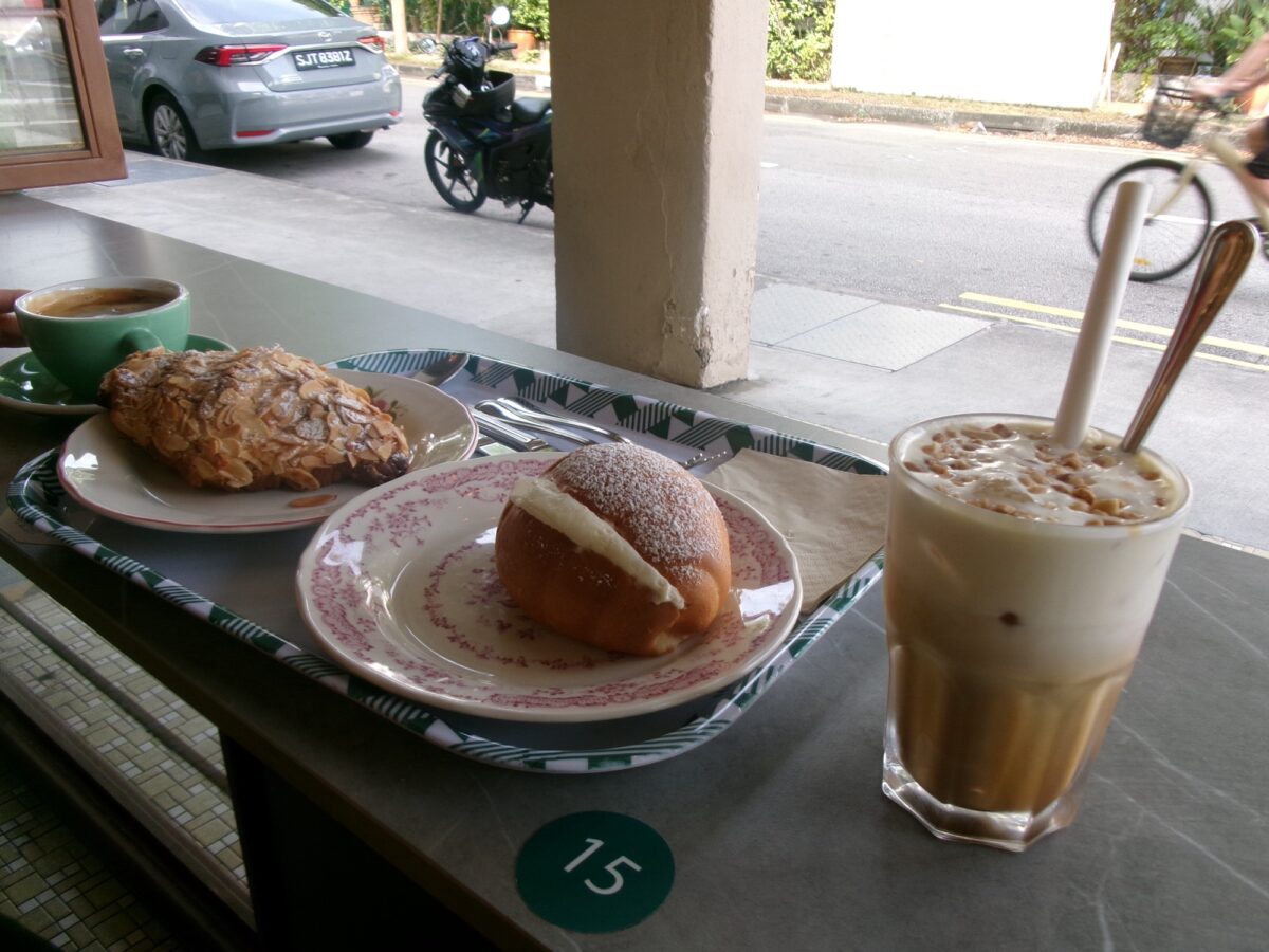 チョンバルベーカリーで注文したクリーム塩パンとアーモンドクロワッサン