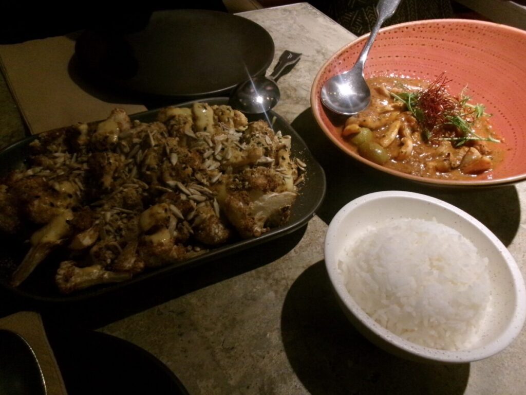 Kafe Utuのイカのカレーとカリフラワーロースト