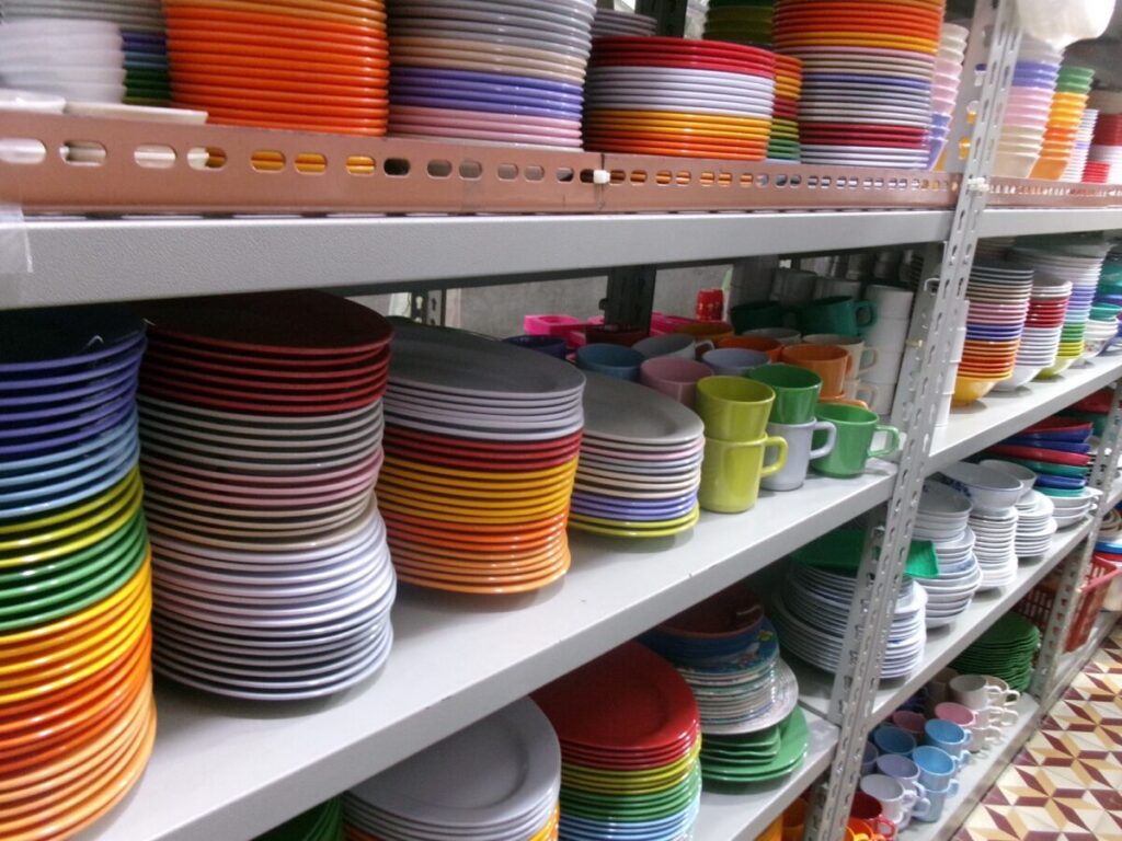 "Pasar Baru Household Products"に並ぶホーカー皿