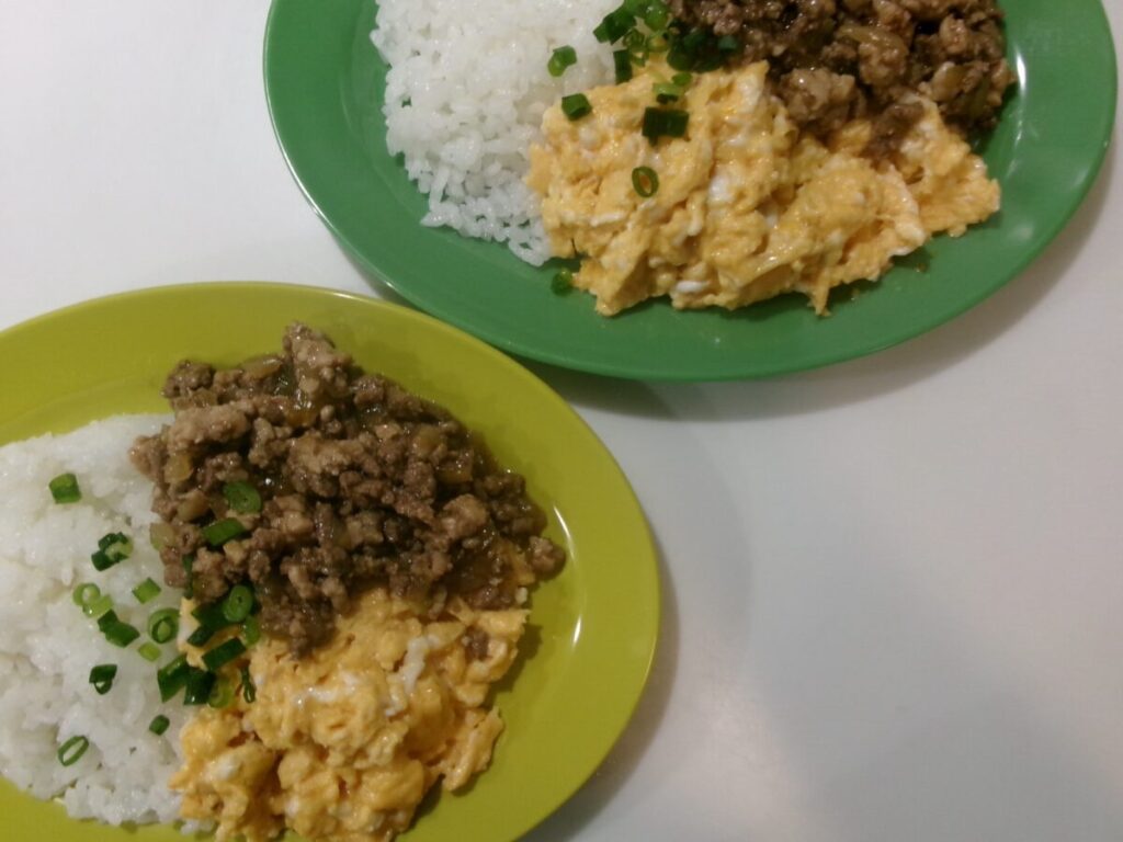 そぼろあんかけ丼とホーカー皿