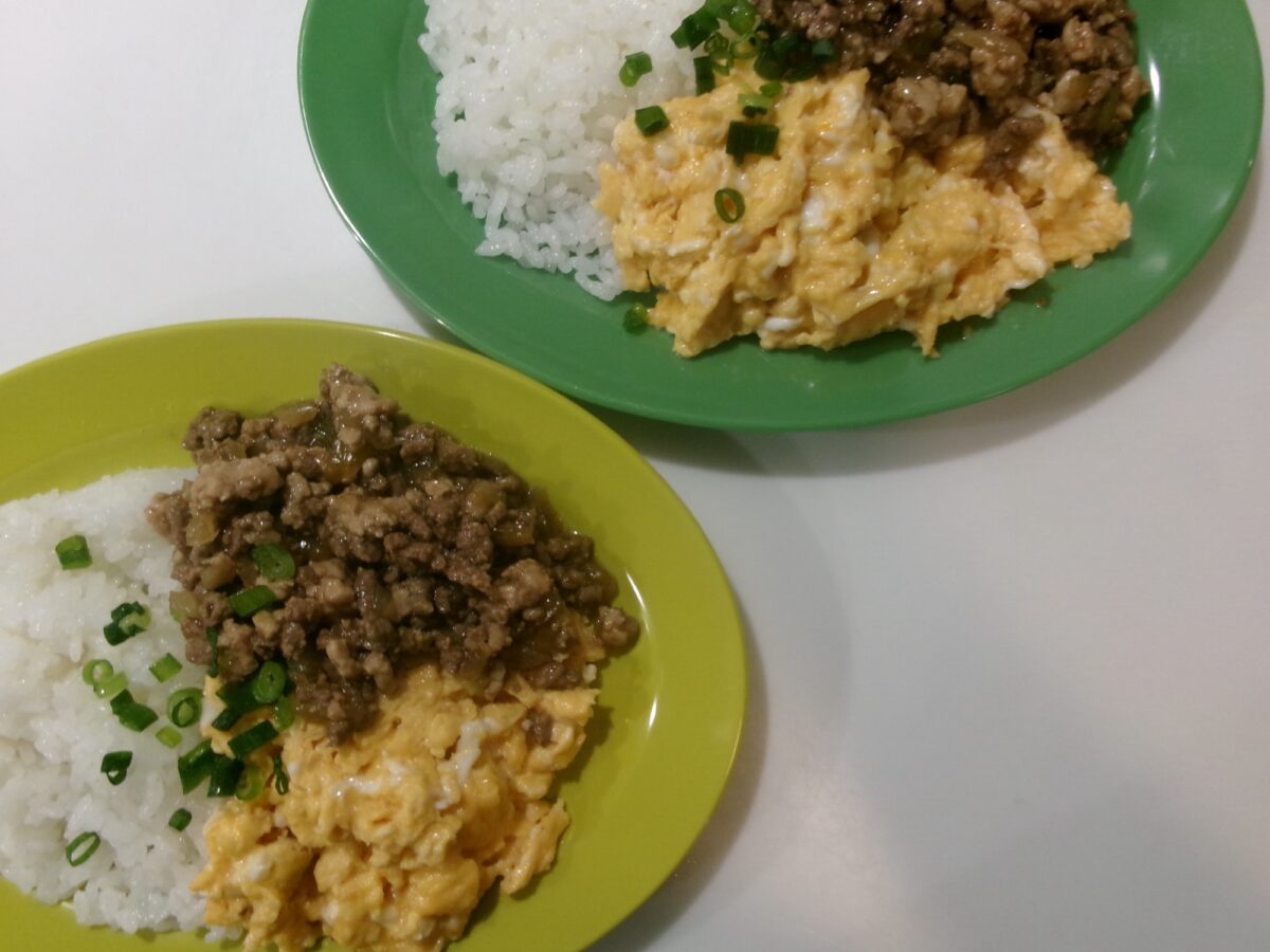 そぼろあんかけ丼とホーカー皿