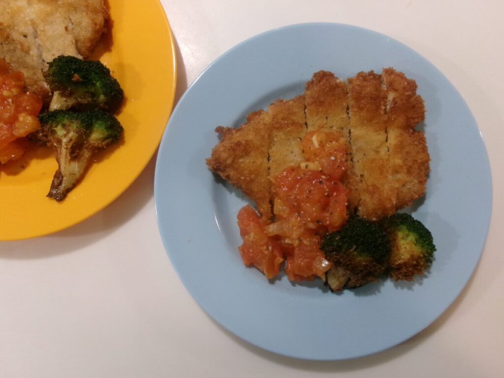 とんかつとカラフルなホーカー皿