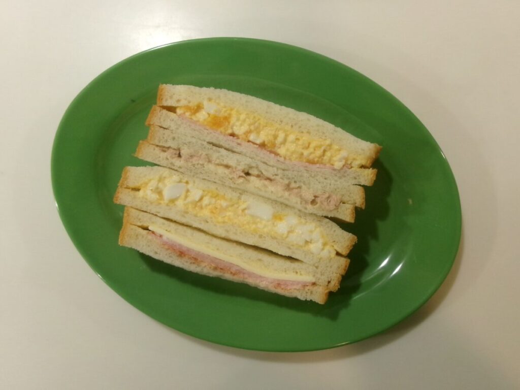 サンドイッチとホーカー皿