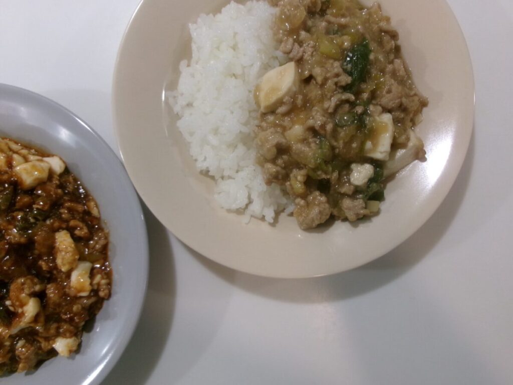 麻婆丼とホーカー皿