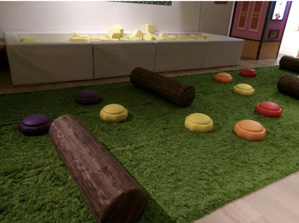 The Art Ground@ohvの丸太やクッションで遊べるエリア