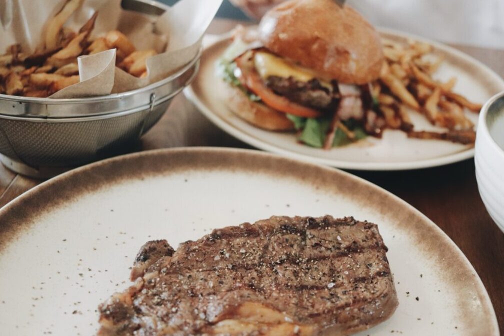 Braseiro Singaporeのステーキとハンバーガー